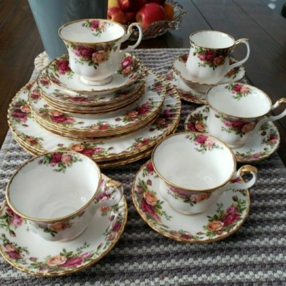 Beautiful Set Of 4 ROYAL ALBERT Old Country Rose Mint Made in England!